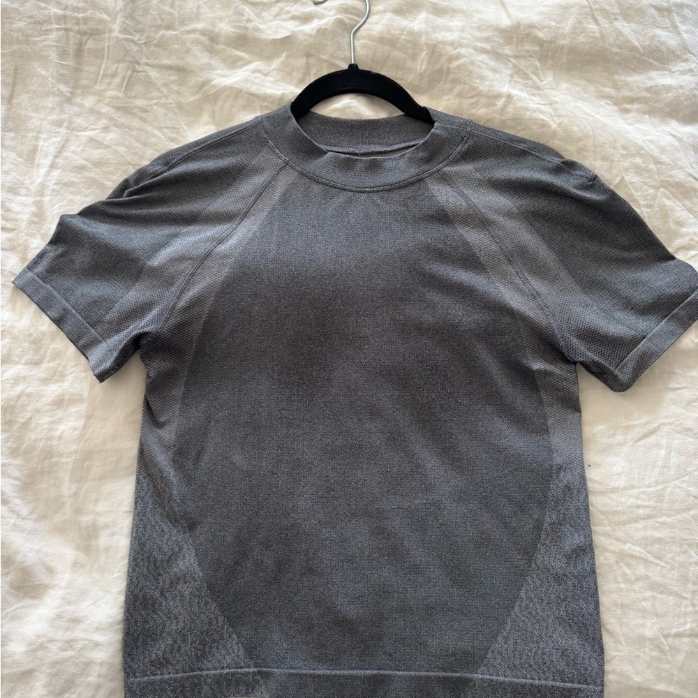lululemon Women’s crop Gray T-Shirt 10
